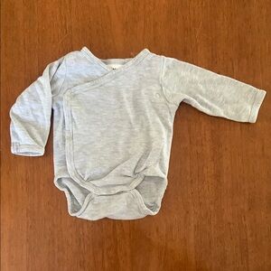 🍓3/$10 H&M Light Gray Long Sleeve Baby Onesie 1-2m